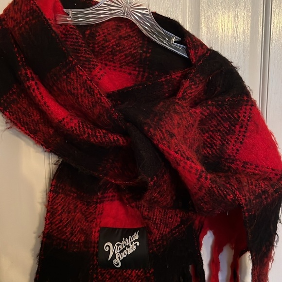 Victoria Secret women’s plaid Scarf - Picture 3 of 5
